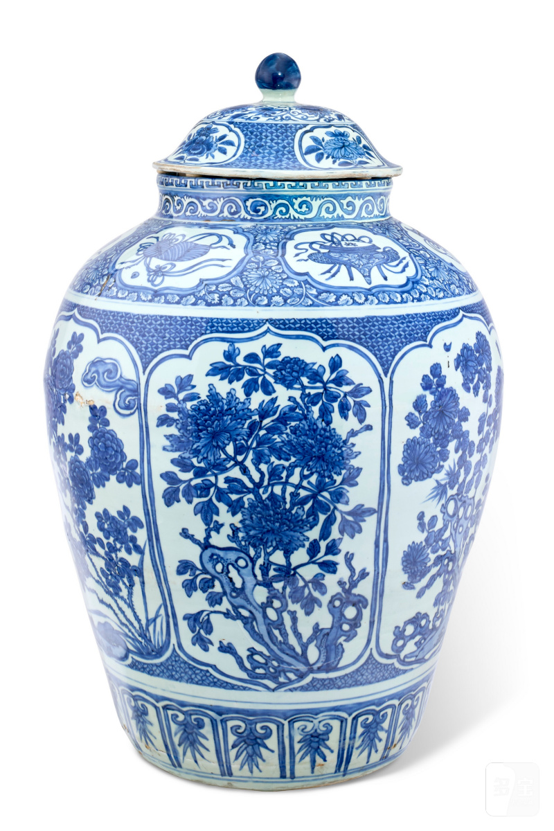 GRANDE POTICHE COUVERTE EN PORCELAINE BLEU BLANC  CHINE, DYNASTIE MING, ÉPOQUE WANLI (1573-1619)